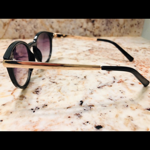 Cat eye black sunglasses gold accented sides - Picture 3 of 7